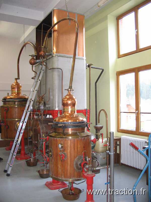 2011_CVAAM_35ans_5_Distillerie (7).JPG - 35 Ans du CVAAM, sortie dans le Doubs et le Jura, du 26 Avril au 1er Mai 2011, la distillerie Les Fils d'Emile Pernot à la Cluse